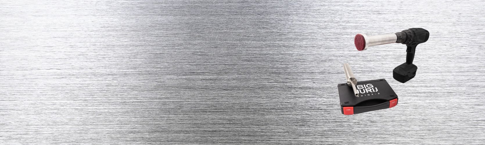 Ein geöffneter Laptop mit Bildschirm, auf dem ein rotes Dreirad vor einer Hauswand zu sehen ist.